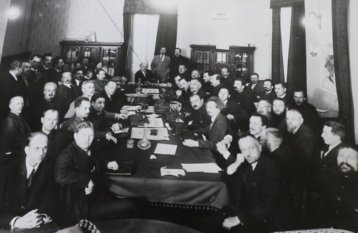 Председатель вцик 1917. Декрет о власти 1917 26 октября. Первые большевистские преобразования. Советская национальная политика в 1930 гг. Октябрьская революция первое преобразование большевиков.