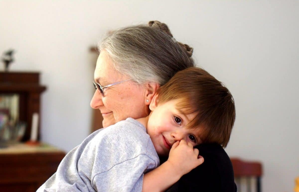 Сын опекун матери. Бабушка и внук. Бабушка обнимает внука. Бабушка с внуками. Бабушка обнимает внучку.