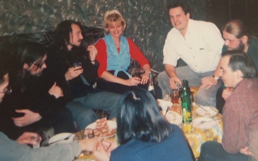  Сначала Егор неприятно удивился бывшему директору: «Ты *** ли тут делаешь?». Но потом все сели за стол, выпили и помирились. Фото: Фарид Мухамедшин