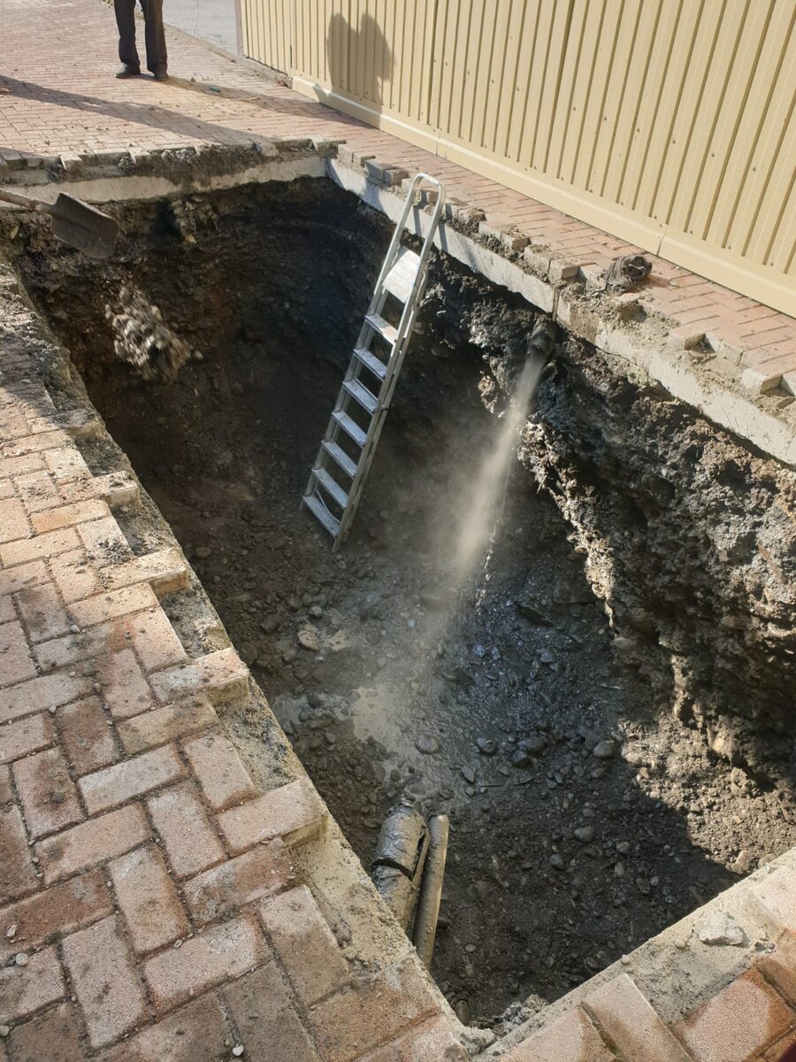 Выкопать котлован для установки септика и траншеи для прокладки труб. Размеры котлована должны быть на 20-30 см больше габаритов септика. Глубина котлована должна быть такой, чтобы септик находился на глубине, превышающей уровень промерзания грунта.
