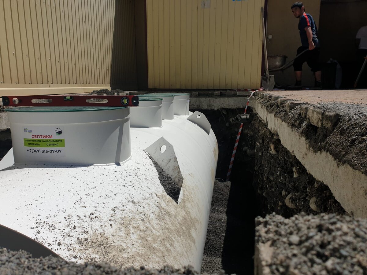 Опустить септик в котлован на песчаную подушку толщиной не менее 100мм и проверить его горизонтальность с помощью уровня.