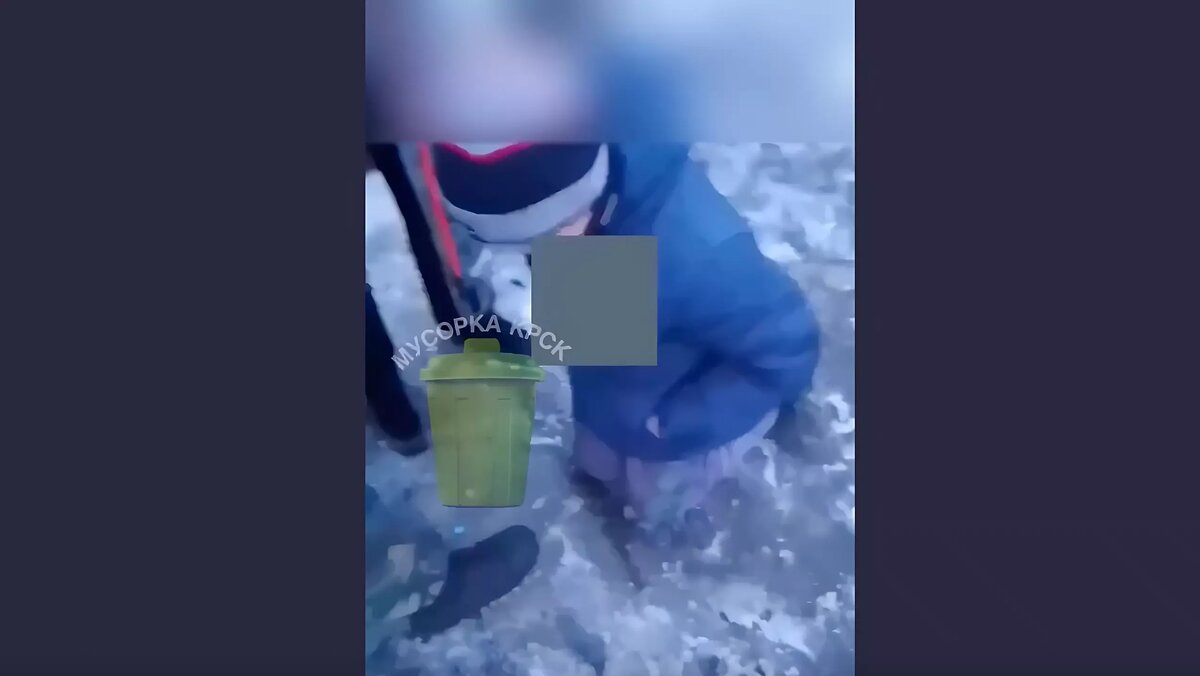     В Красноярске подростки поставили шестиклассника на колени, заставляли его извиняться и целовать им ботинки. Он якобы угрожал девочке и украл у нее деньги.