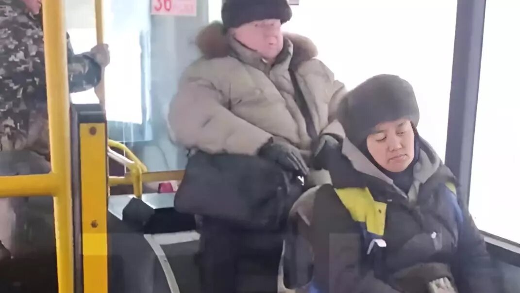     Жители Красноярска массово жалуются, что замерзают в общественном транспорте. По их словам, «холодных» автобусов в городе очень много. В мэрии заявили, что решают эту проблему с помощью нового автопарка, который «планомерно» обновляется.