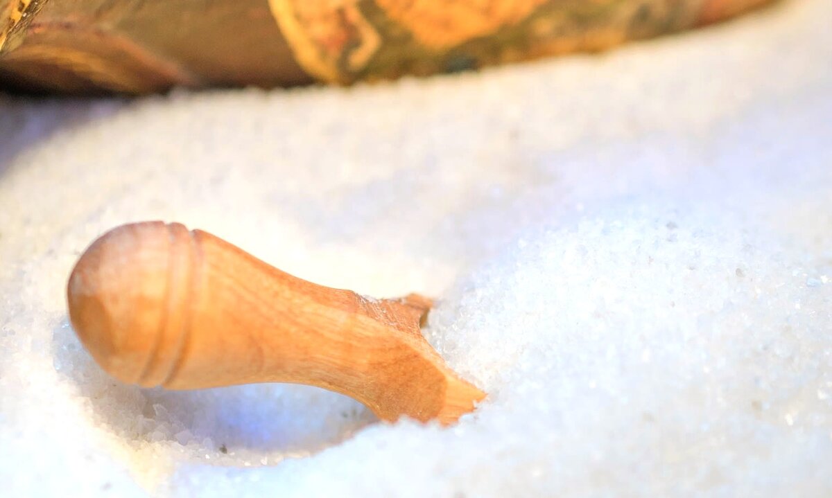 Сложно представить приготовление пищи без использования соли. Но некоторые люди стараются ограничивать ее потребление. Правильно ли это?