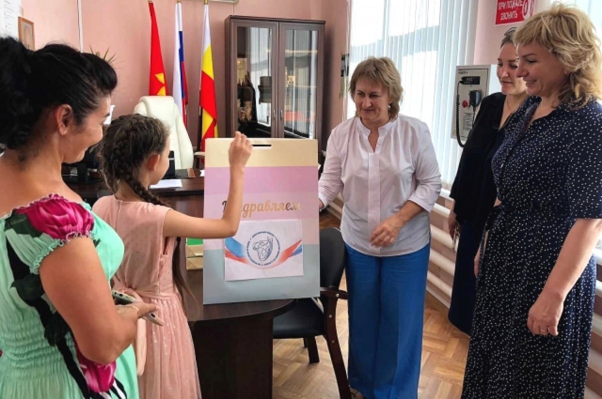    В сельcкой администрации помогают семьям собрать детей в школу.