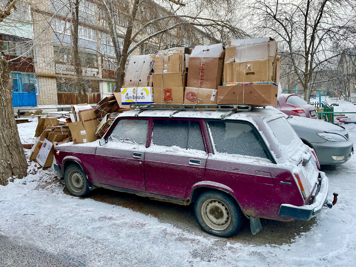 Две блондинки сосут один хуй перед жесткой поркой