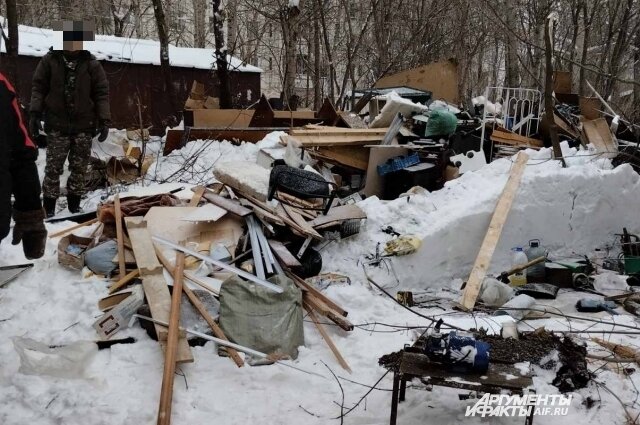    Имущество, которое находилось в гаражах, оказалось на снегу. Фото: Из личного архива/ Анатолий Семёнов