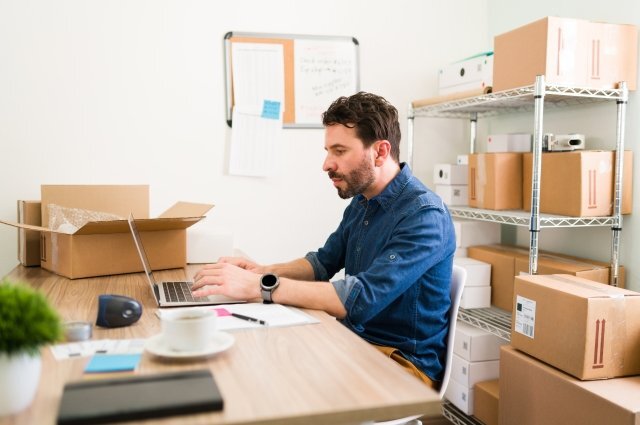    Как правильно забирать заказ у курьера, купленный на маркетплейсе?