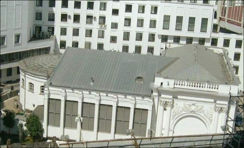 Красивый вестибюль, скрытый за домами