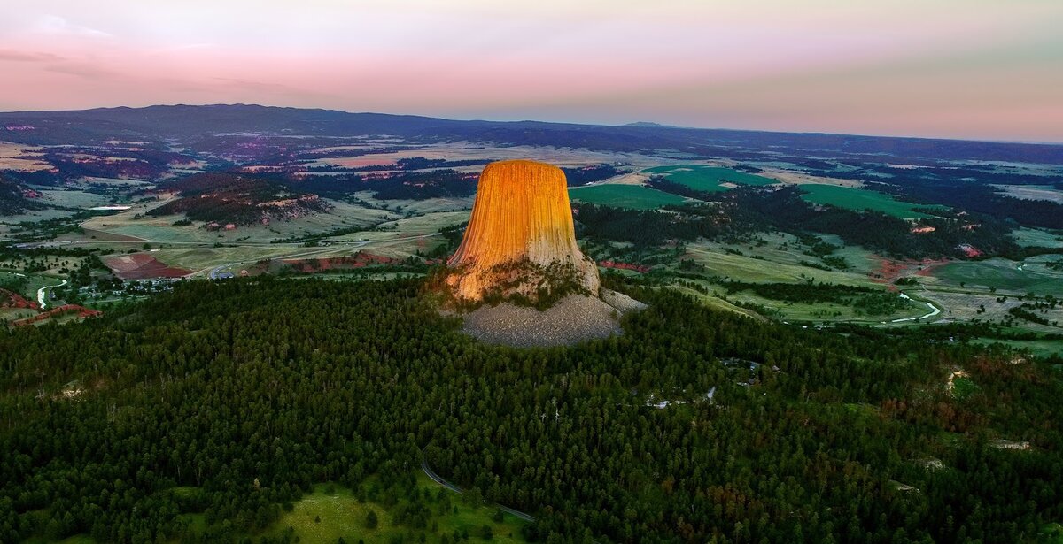 Источник фото: https://1.bp.blogspot.com/-aPRtQvxnE1g/WolO40iny5I/AAAAAAAAFzE/Yy9fVnzb4LgyMWRr7qKj-jDMmIDPDn0HwCLcBGAs/s1600/devils%20tower.jpg