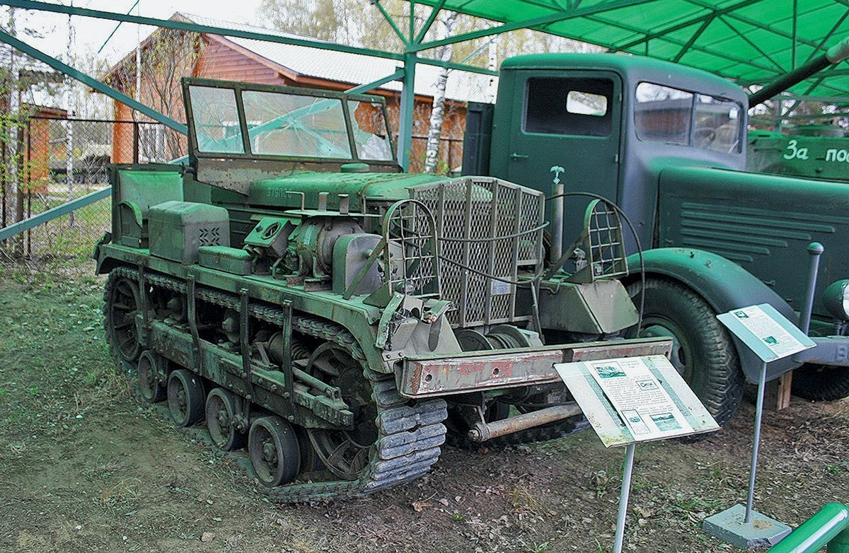 Скоростной гусеничный трактор Cletrac High-Speed M2 (США) использовали для буксировки артиллерийских орудий, самолетов и в строительстве.