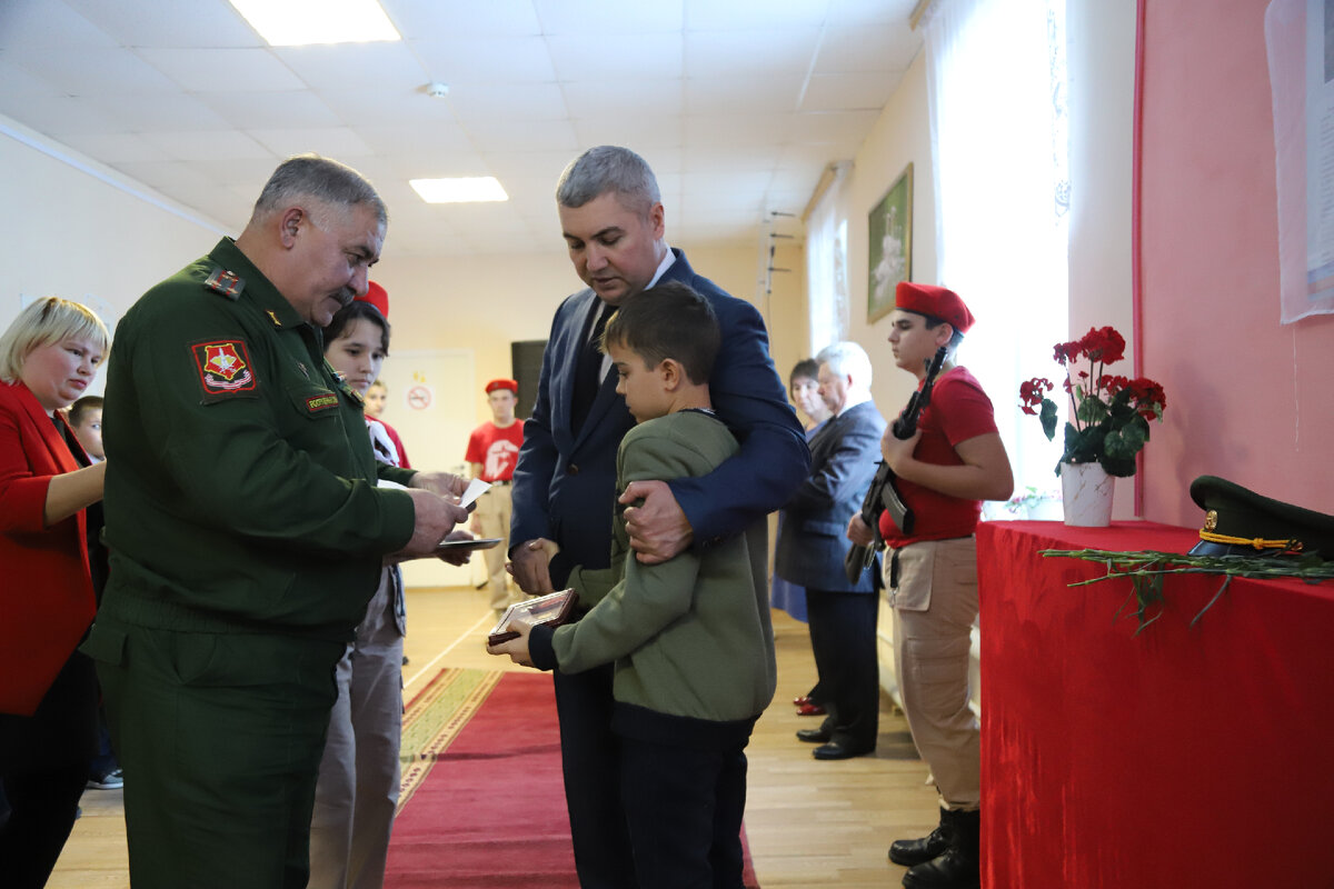 Орден Мужества вручают сыну И. Шильнова Юрию./ Фото Лилии Шаймиевой. 