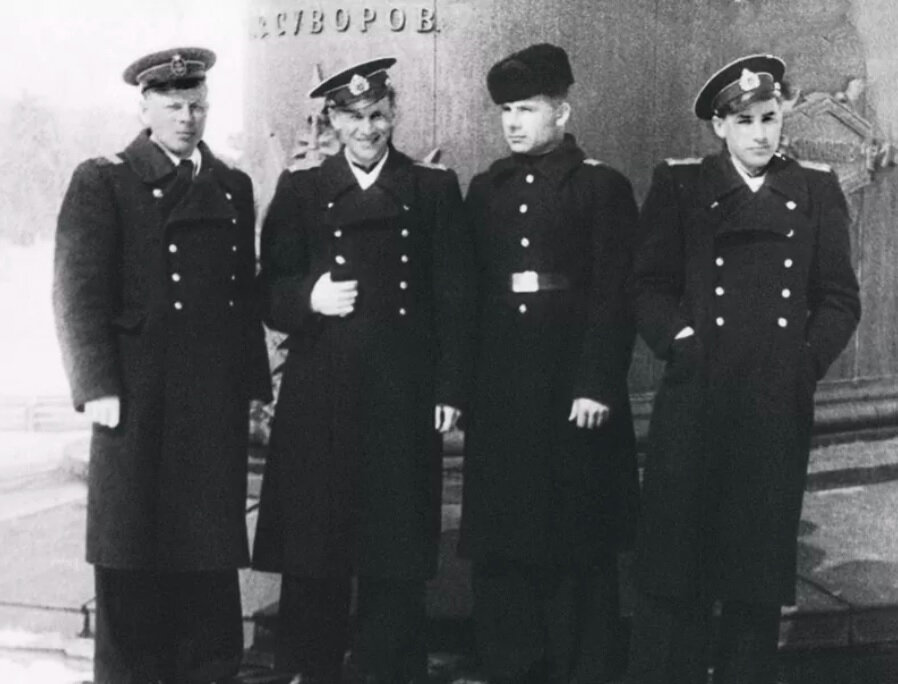Иван Краско с сослуживцами, второй слева