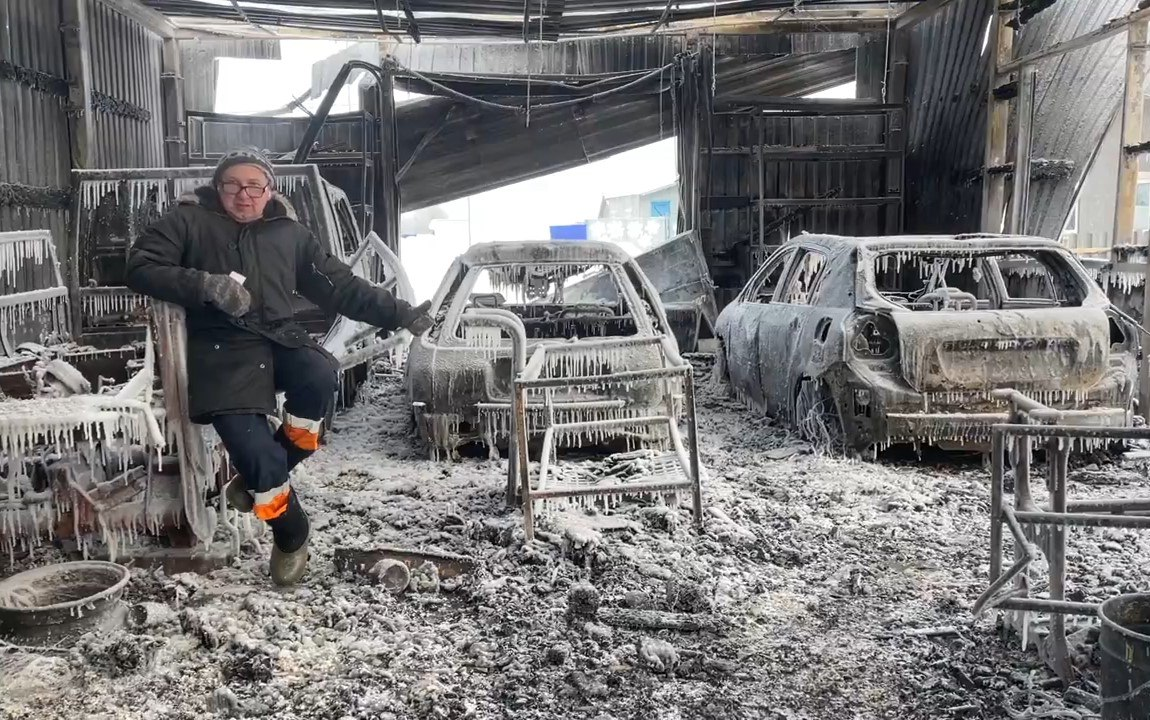 Папа Гузели показывает последствия пожара. Фото: cocco-bello.com (https://cocco-bello.com/)