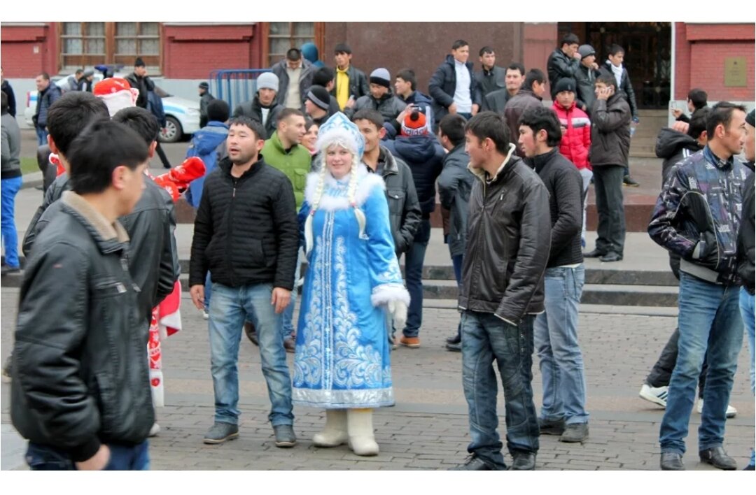 Мигранты москва 2. Новый год на красной площади мигранты. Таджик на красной площади. Гастарбайтеры на красной площади. Красная площадь новый год чурки.