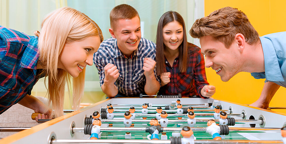 Гигантский твистер. Весёлые друзья игра. Какой со своими друзьями играет. Люди играют в настольные игры. Веселые посиделки с друзьями.