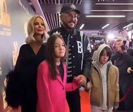 12-летие Аллы-Виктории, вместе с отцом и братом (кадр из видео)