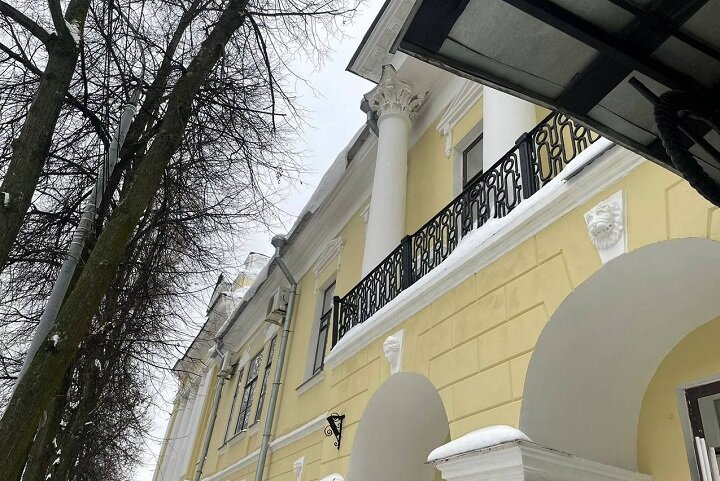 Девочка шла рядом со зданием вместе с мамой. ФОТО: прокуратура Ярославской области 