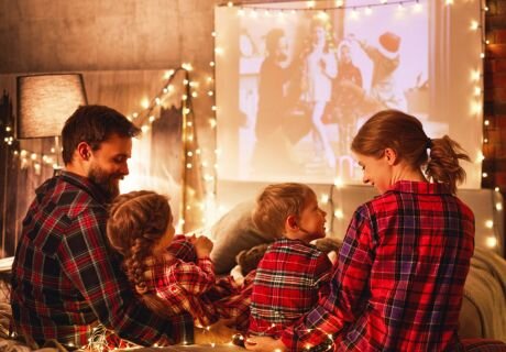  Новый год не за горами, а новогоднего настроения всё еще нет? Или вы просто решили провести вечер с семьей за просмотром новогоднего фильма, то эта статья поможет вам выбрать фильм для просмотра. 1.
