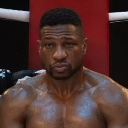     Джонатана Мэйджерса признали виновным в нападении на девушку и уволили из фильмов Marvel