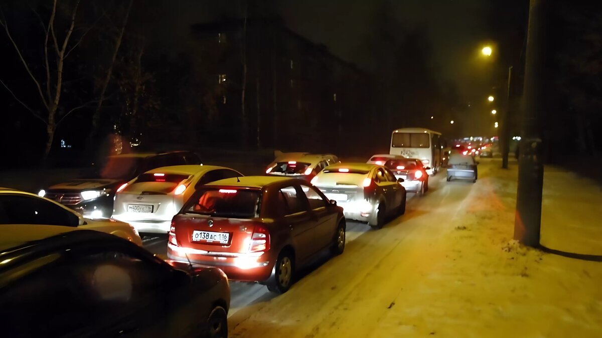     Сегодня днем, 19 декабря, на Казанском проспекте произошло массовое ДТП. Участниками стали два грузовика и легковой автомобиль с прицепом. Из-за них встали другие участники движения. Такая информация отображена на картах сервиса 2GIS.