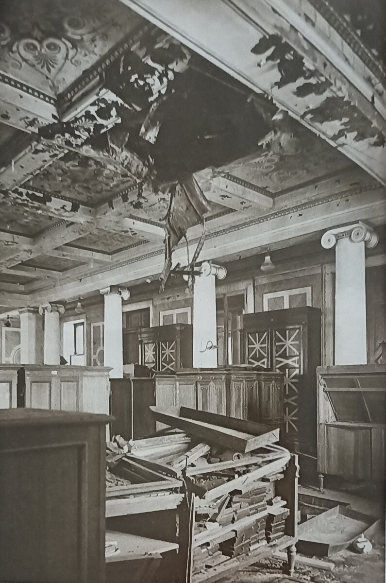 Эрмитаж. Фото попавшего в здание снаряда