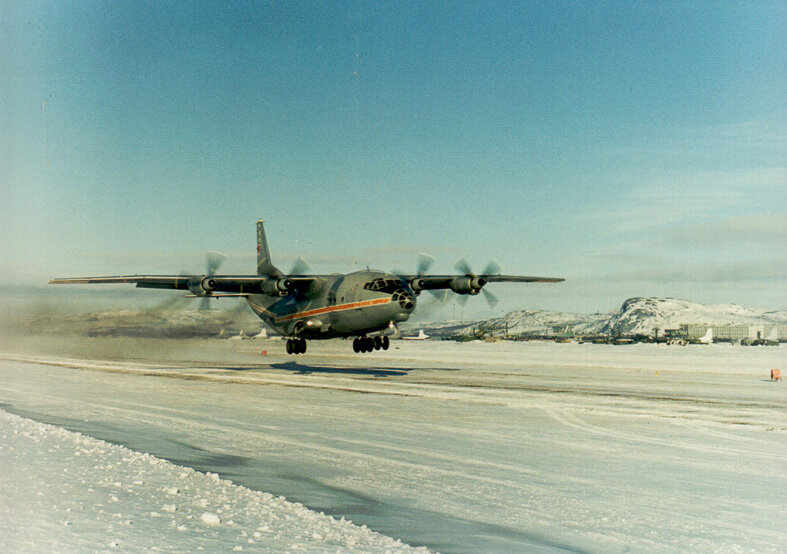 Взлетает Ан-12 ВТА СССР. Фото взято из открытых источников.