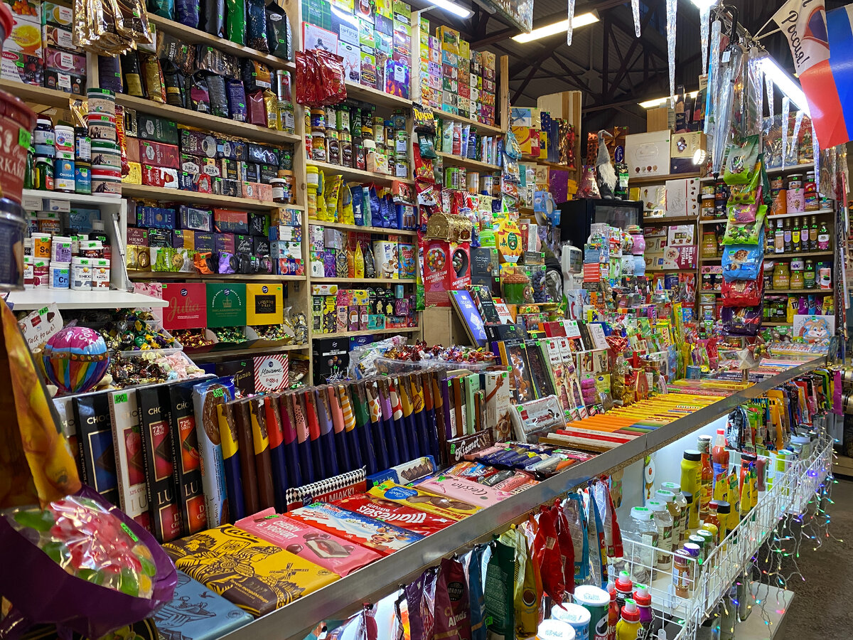 Полки торговых прилавков Выборгского рынка - листайте вперед