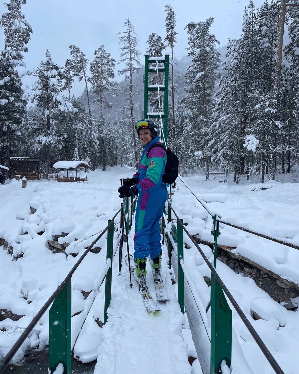 Стеллаж для горных лыж. Горнолыжное снаряжение. Прокат лыж красная поляна. Прокат лыж красная поляна. Пункты прокатов горных лыж.