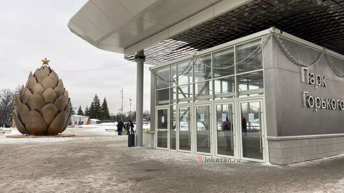     В Казани завершилось строительство остановочного павильона у входной группы Центрального парка культуры и отдыха имени Горького. На месте появились новые арт-объекты, а самого перехода убрали строительные леса. Корреспондент Inkazan побывал на месте.