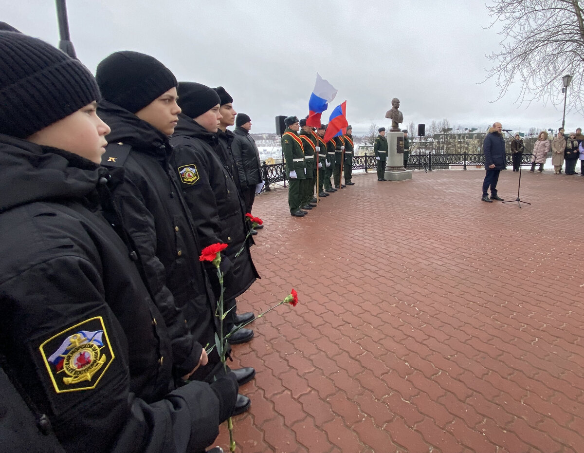 Юные моряки - участники церемонии открытия памятника А. Сахаровскому. Фото Н. Меньшиковой