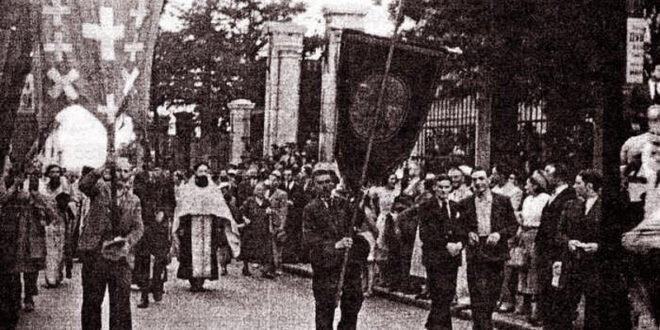 
Начало "кровавой литии" перед соборной церковью. https://pravdaipravo.org/2018/02/22/karadjordjevici-i-kako-su-nas-prodali-vatikanu/