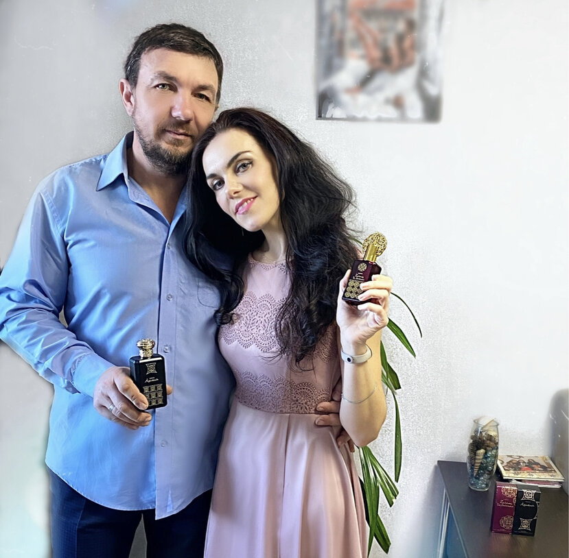 Вот мой муж по моей просьбе позирует для рекламы парфюма, хоть терпеть не может фотографироваться. Главное хорошо попросить ☺️