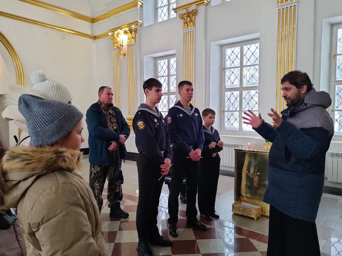 Юные моряки - участники экскурсии по Богоявленскому кафедральному собору. Фото Е. Смирнова