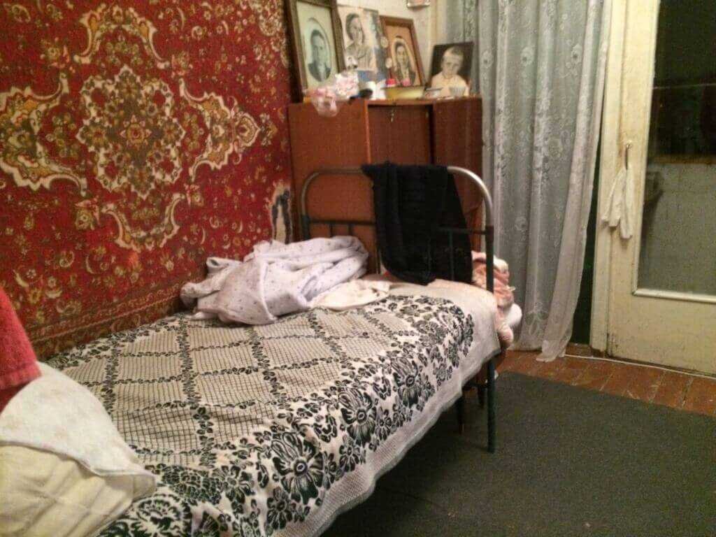 Почему умирает дом. Много котов в квартире. Почему умирает дом. Гроб в подъезде. Кот уходит из дома.