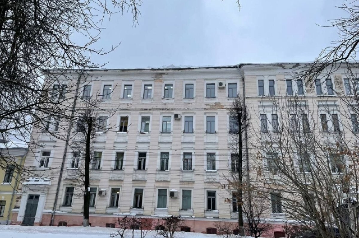    В центре Ярославля снежная глыба упала на 3-летнюю девочку