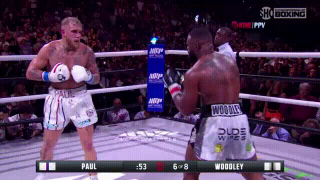 Джейк отправляет в глухой нокаут Тайрона Вудли