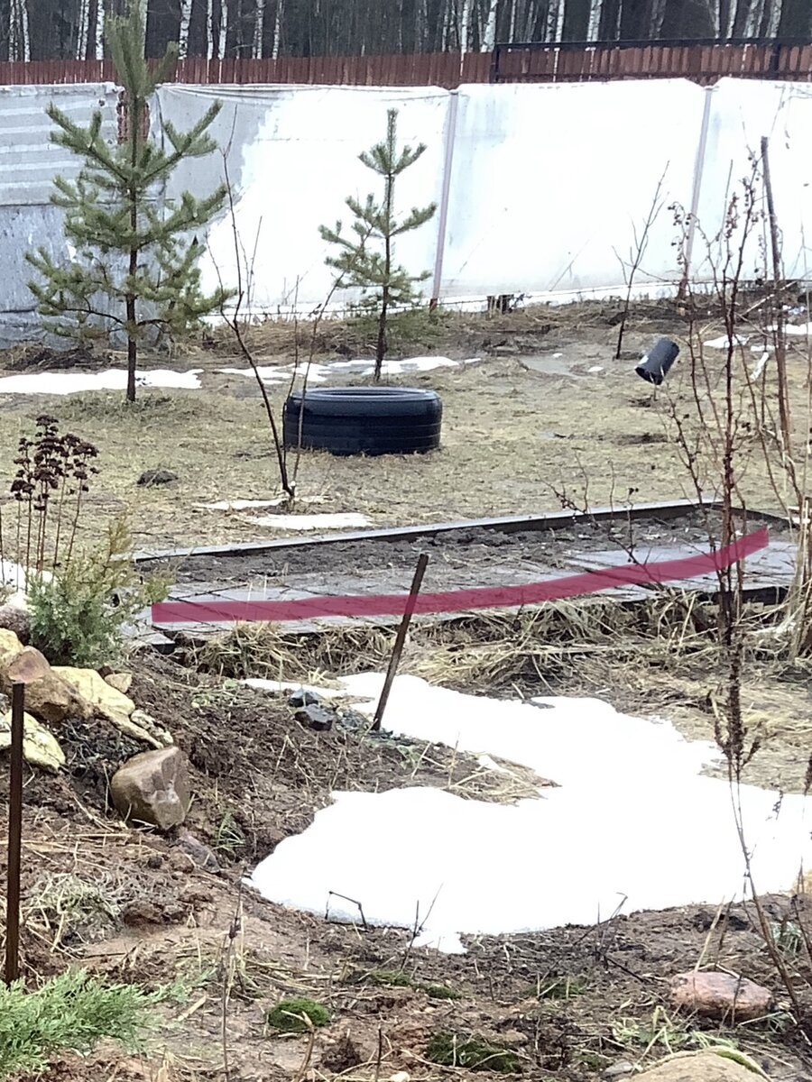 Не оправдавший себя клубничник и одиозное колесо, как недавно выразилась одна читательница. Но я на нее не в обиде) Не чураюсь разных средств в деле планирования участка