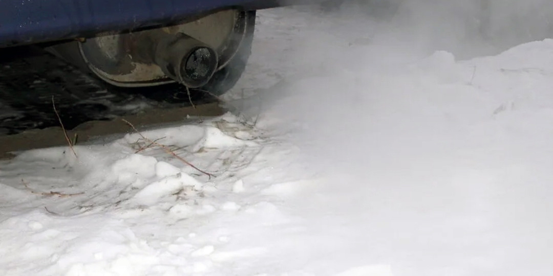 Белый дым из выхлопной трубы: в каких случаях нужно бить тревогу при его обнаружении