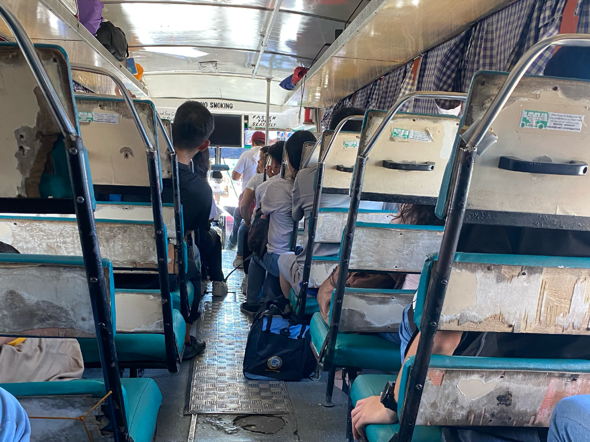 Старенький автобус до Багио