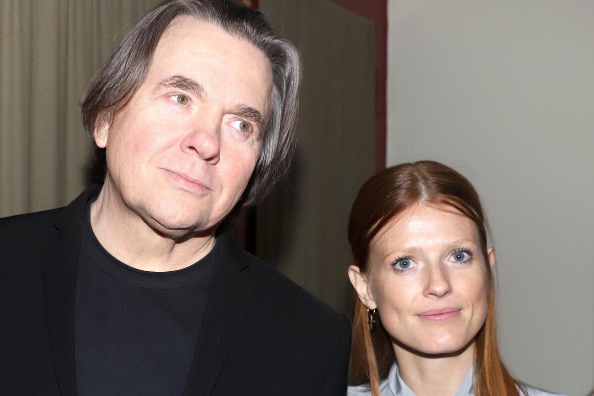     Софья Эрнст привела дочерей от гендиректора Первого канала на выставку, посвященную русской свадьбе