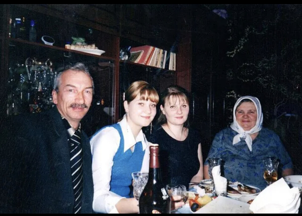 Крестный , Оля (моя сестра) , я и бабулечка🙏 .  Это фото сделано немного позже , но пусть будет 