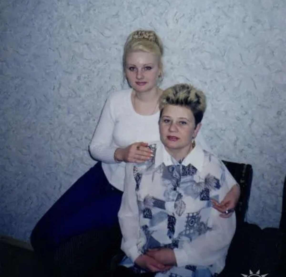 Я и мама, 2022 год. Фото снято позже , но тут я ещё блондинка . 