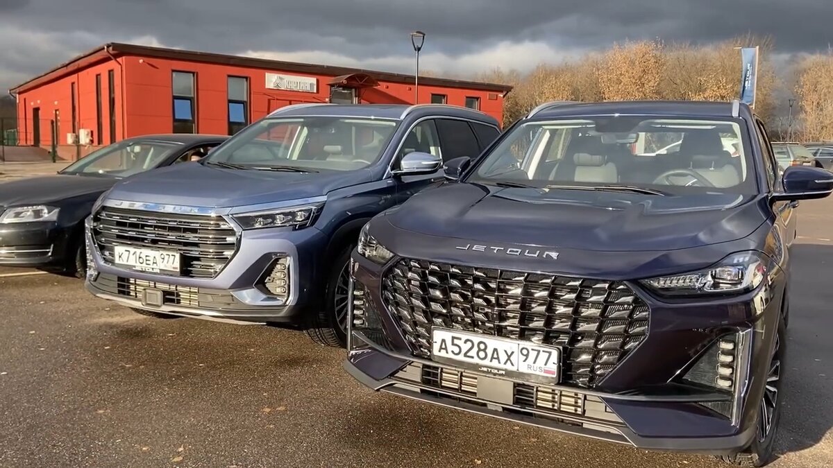 Jetour X70. Стоящий на втором плане Jetour X90 обкатаем в следующий раз