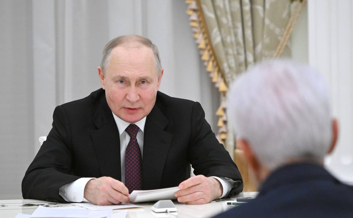 Фото: Максим Блинов / РИА «Новости» / с сайта Кремля (http://static.kremlin.ru/media/events/photos/big2x/TH3xkjVcHo8z3yCb4xk0sNflxB94XJUr.jpg)