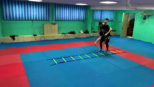 Глаза в пол, корпус слишком наклонен (ютуб-канал FIGHTER TV)