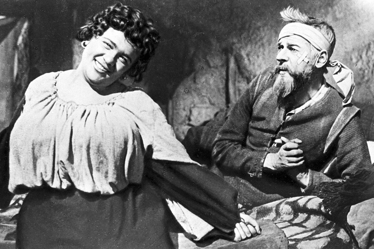    Волчек играла на сцене «Современника» в таких спектаклях, как «Два цвета», «Вечно живые», «Взломщики тишины», «Третье желание», «Пятая колонна» / РИА Новости