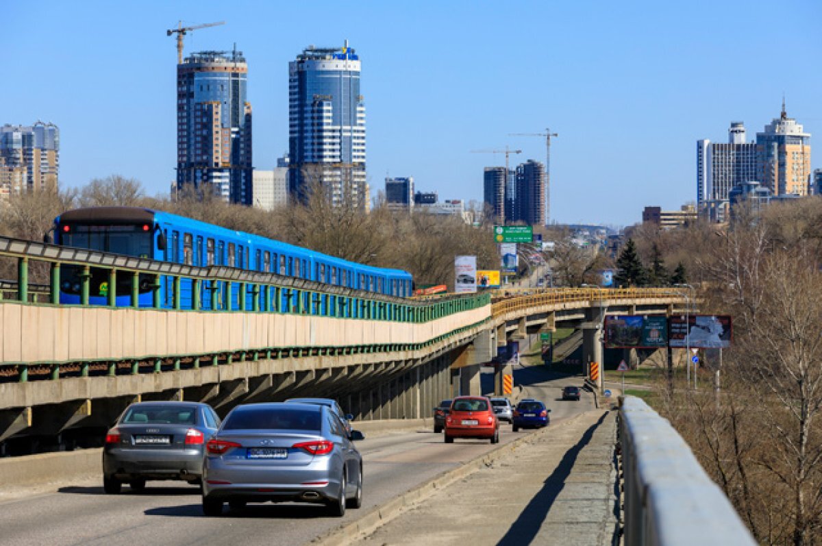    Метромост через реку Днепр.