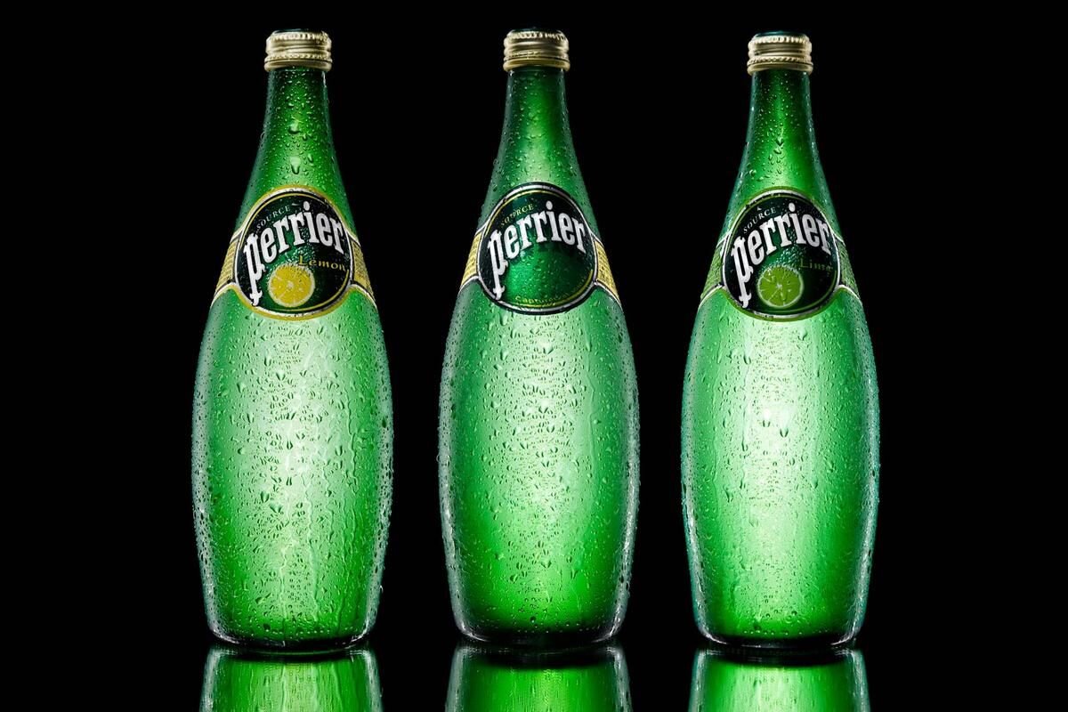 Вода в зеленой стеклянной бутылке