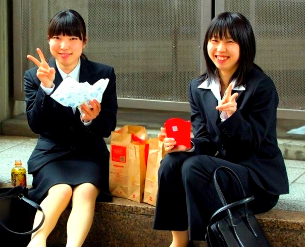 дорама про похищение. японские школьницы на улице. японские дорамы про похищение. японцы в общественном транспорте. японцы девушки повседневный.